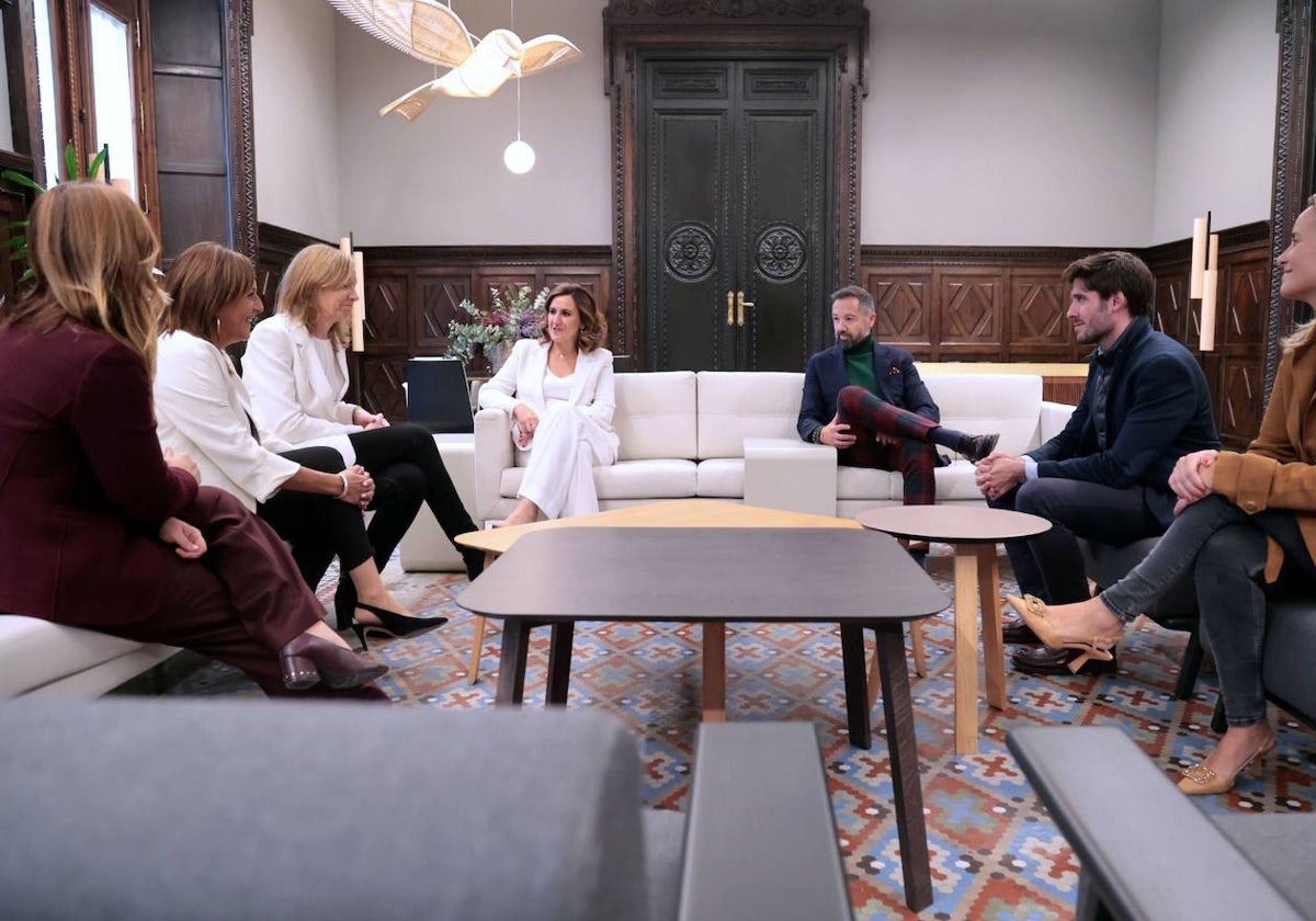 Reunión de la alcaldesa de Valencia, María José Catalá, el segundo teniente de alcalde, Juan Manuel Badenas, y el portavo popular, Juan Carlos Caballero, con responsables de Sanitas.