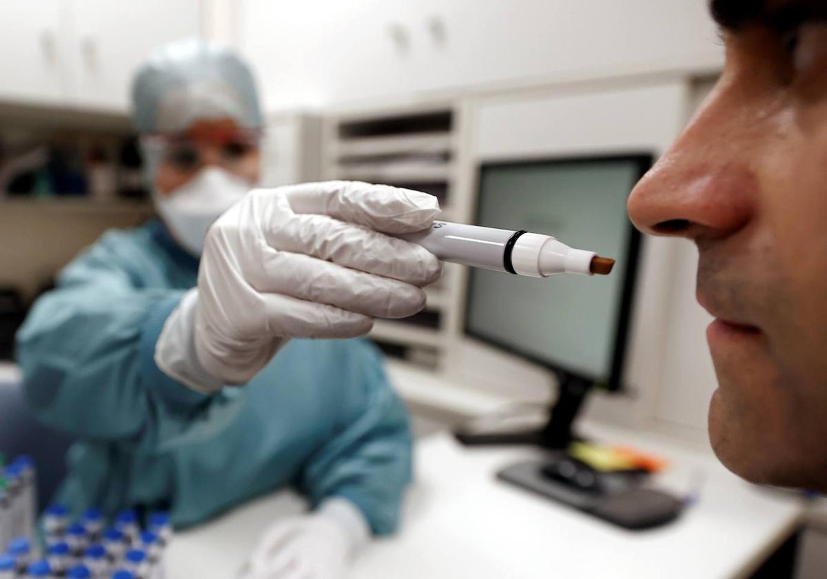 Un hombre con Covid sometido a un test de olor, imagen de archivo.