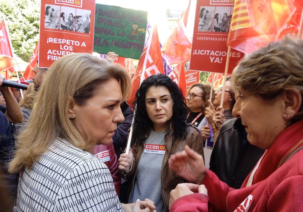 La consellera, que se ha acercado a la protesta, dialoga con representantes sindicales.