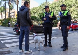 Agentes de la Policía Local informando.