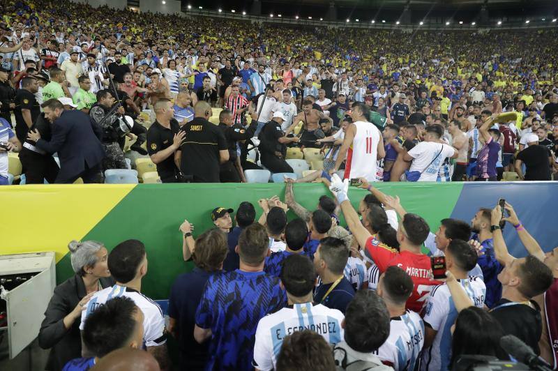 Las imágenes de la vergüenza en Maracaná: batalla en la grada entre argentinos y brasileños