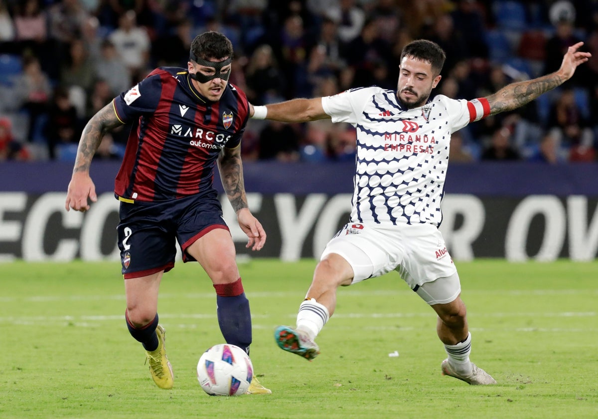 Capa protege el balón ante la presión de un jugador del Mirandés.