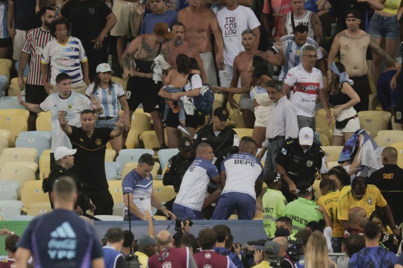 Las imágenes de la vergüenza en Maracaná: batalla en la grada entre argentinos y brasileños