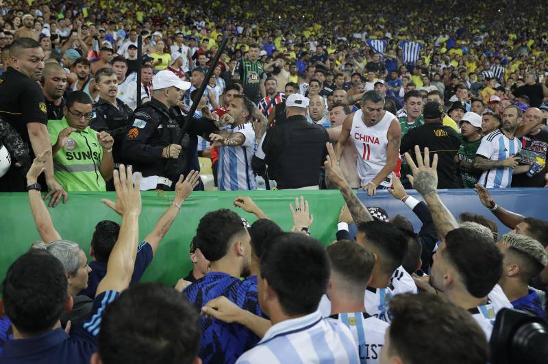 Las imágenes de la vergüenza en Maracaná: batalla en la grada entre argentinos y brasileños