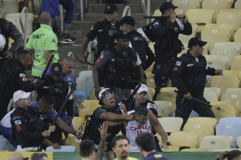 Las imágenes de la vergüenza en Maracaná: batalla en la grada entre argentinos y brasileños