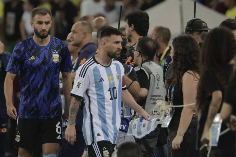 Las imágenes de la vergüenza en Maracaná: batalla en la grada entre argentinos y brasileños