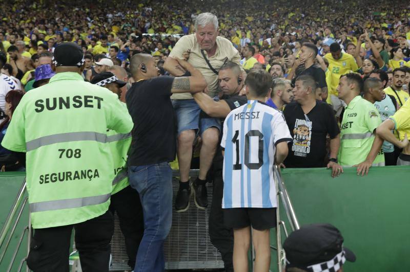 Las imágenes de la vergüenza en Maracaná: batalla en la grada entre argentinos y brasileños