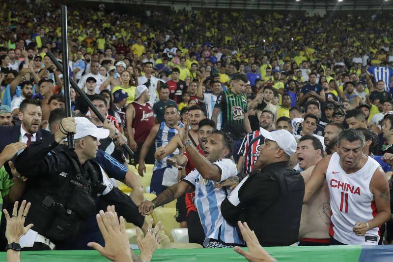 Las imágenes de la vergüenza en Maracaná: batalla en la grada entre argentinos y brasileños