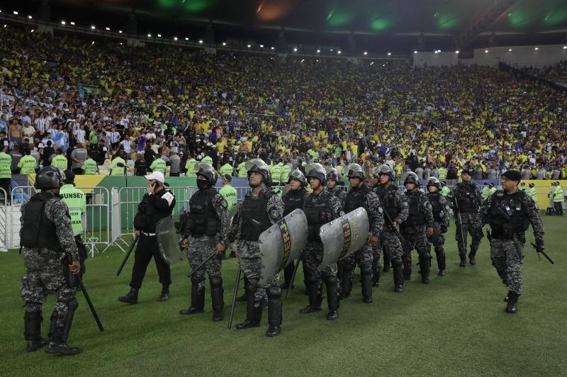 Las imágenes de la vergüenza en Maracaná: batalla en la grada entre argentinos y brasileños