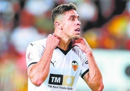 Gabriel Paulista se ajusta la camiseta en un partido del Valencia de esta temporada.