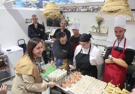 La directora general preguntado por las preparaciones ofrecidas en la parada.