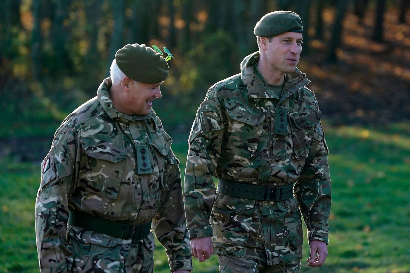 El príncipe Guillermo, de camuflaje y en un vehículo de combate