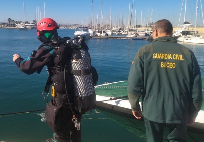 Dos agentes del Grupo Especial de Actividades Subacuáticas de Valencia.