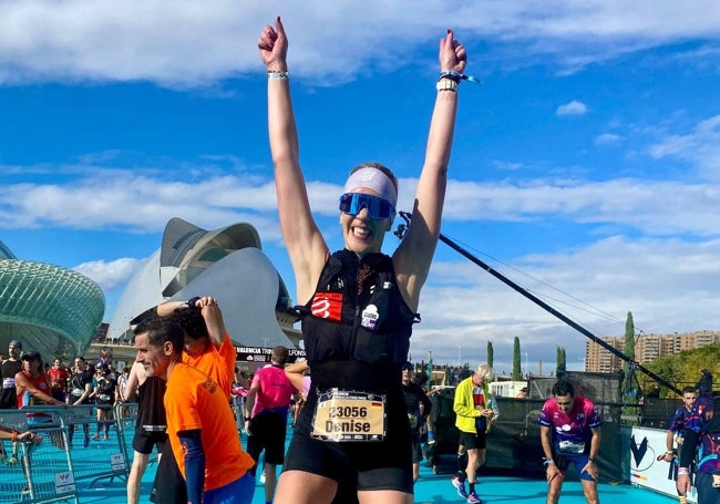 Denise, tras cruzar la línea de meta del Maratón Valencia Trinidad Alfonso, en 2022.