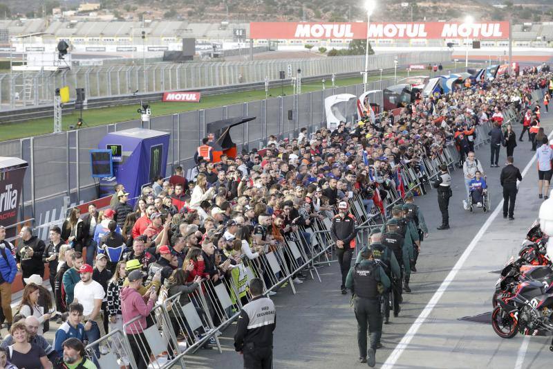 Euforia con Marc Márquez en el pit walk del Gran Premio de Cheste