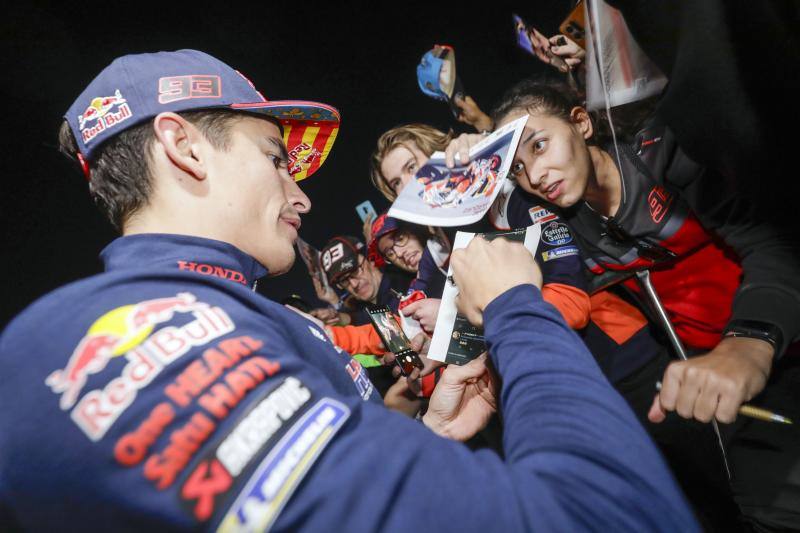 Euforia con Marc Márquez en el pit walk del Gran Premio de Cheste