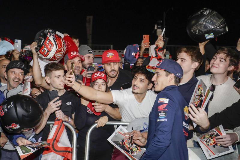 Euforia con Marc Márquez en el pit walk del Gran Premio de Cheste