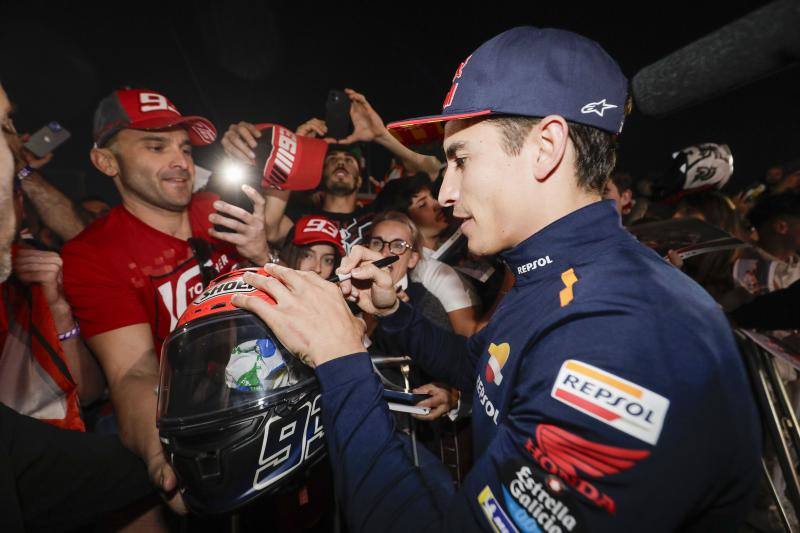 Euforia con Marc Márquez en el pit walk del Gran Premio de Cheste