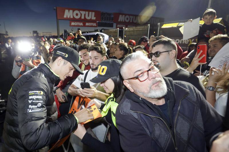 Euforia con Marc Márquez en el pit walk del Gran Premio de Cheste