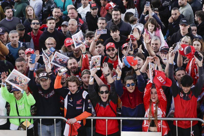 Euforia con Marc Márquez en el pit walk del Gran Premio de Cheste