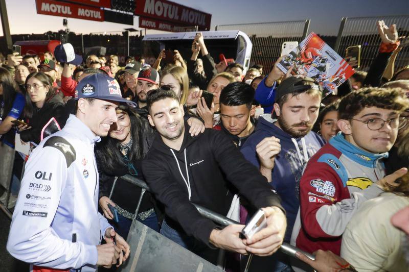 Euforia con Marc Márquez en el pit walk del Gran Premio de Cheste