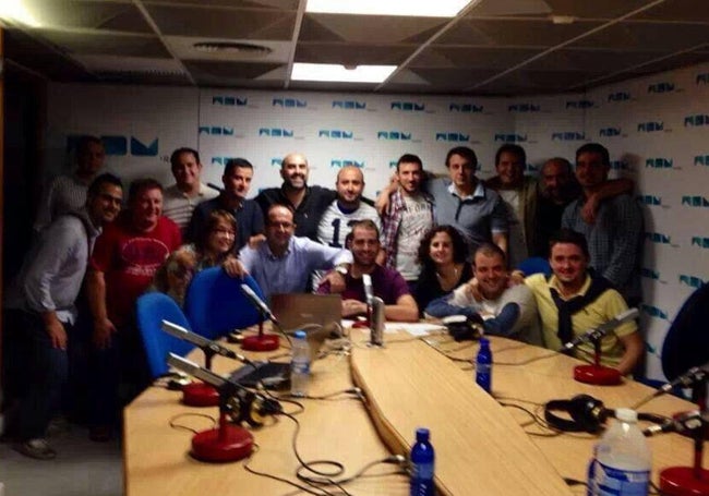 Tertulianos y compañeros, durante la noche de la última 'Taula Esportiva'.