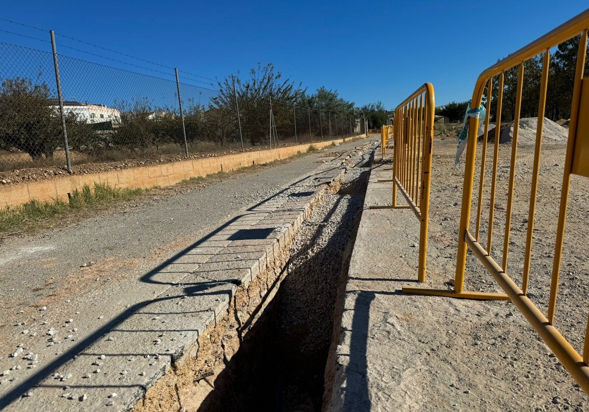 Las obras de renovación de la red de suministro de agua en la Llosa de Ranes.