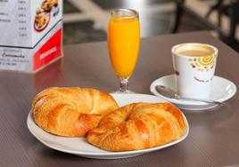 Un desayuno con zumo de naranja.