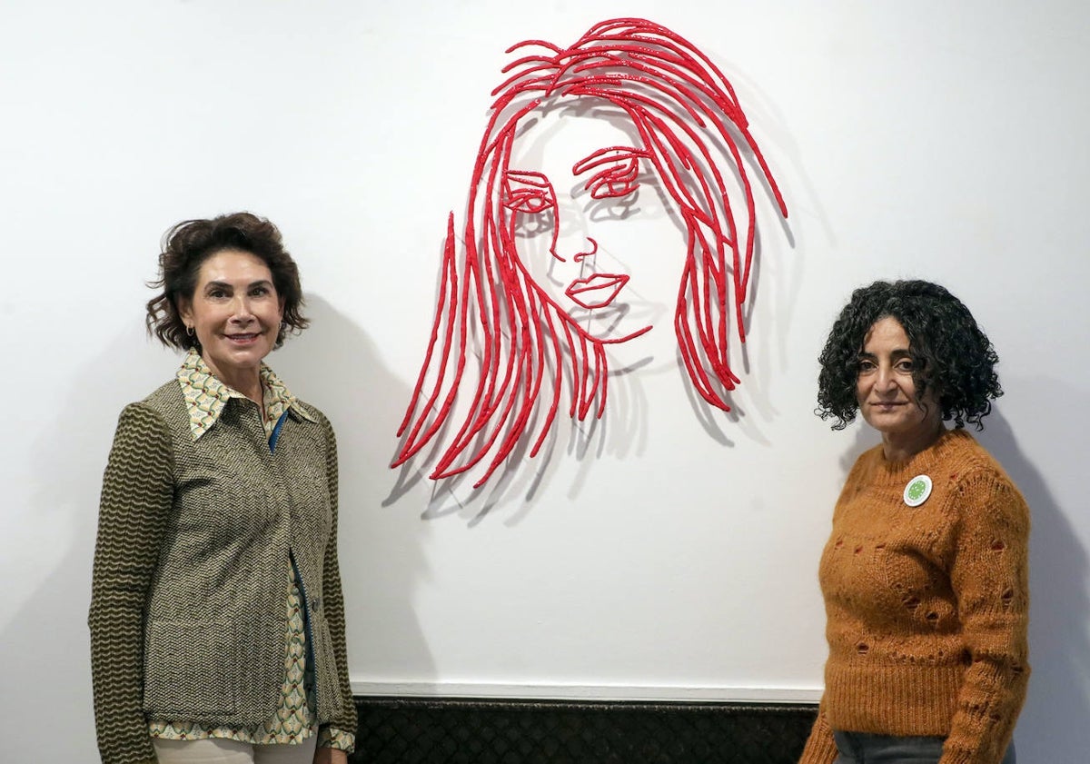 Imagen principal - Arriba, la galerista Ana Serratosa con la artista egipcia Ghada Amer, junto con algunas de las obras que se pueden ver en la e