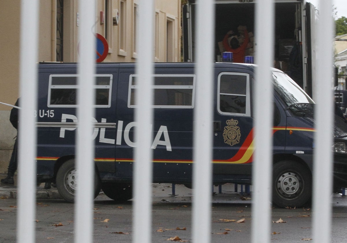 Un furgón de la Policía Nacional junto al edificio de Sanidad Exterior.