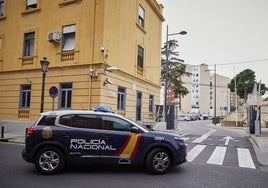 Un coche de la Policía Nacional junto al complejo policial de Zapadores.