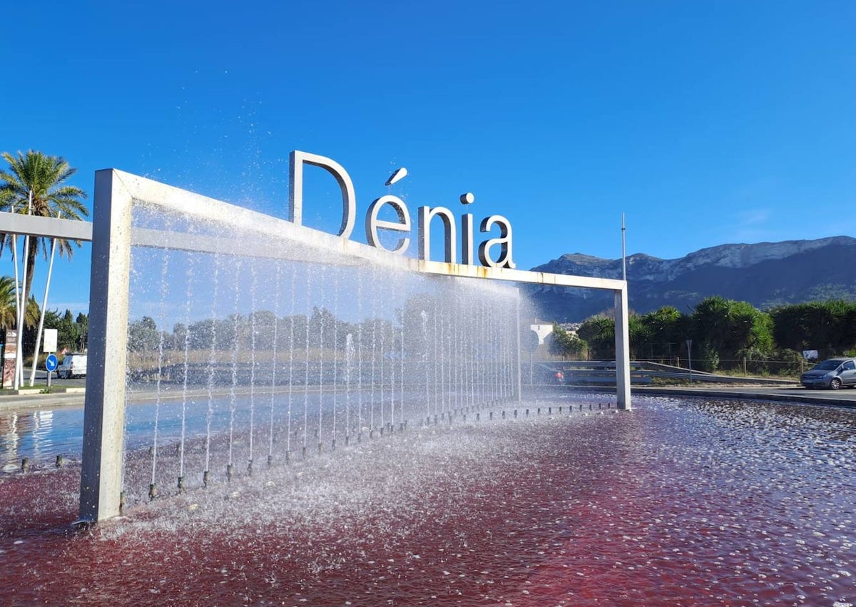 Imagen secundaria 1 - Los actos celebrados en Ondara y Xàbia y la fuente con el agua teñida de morado a la entrada de Dénia.