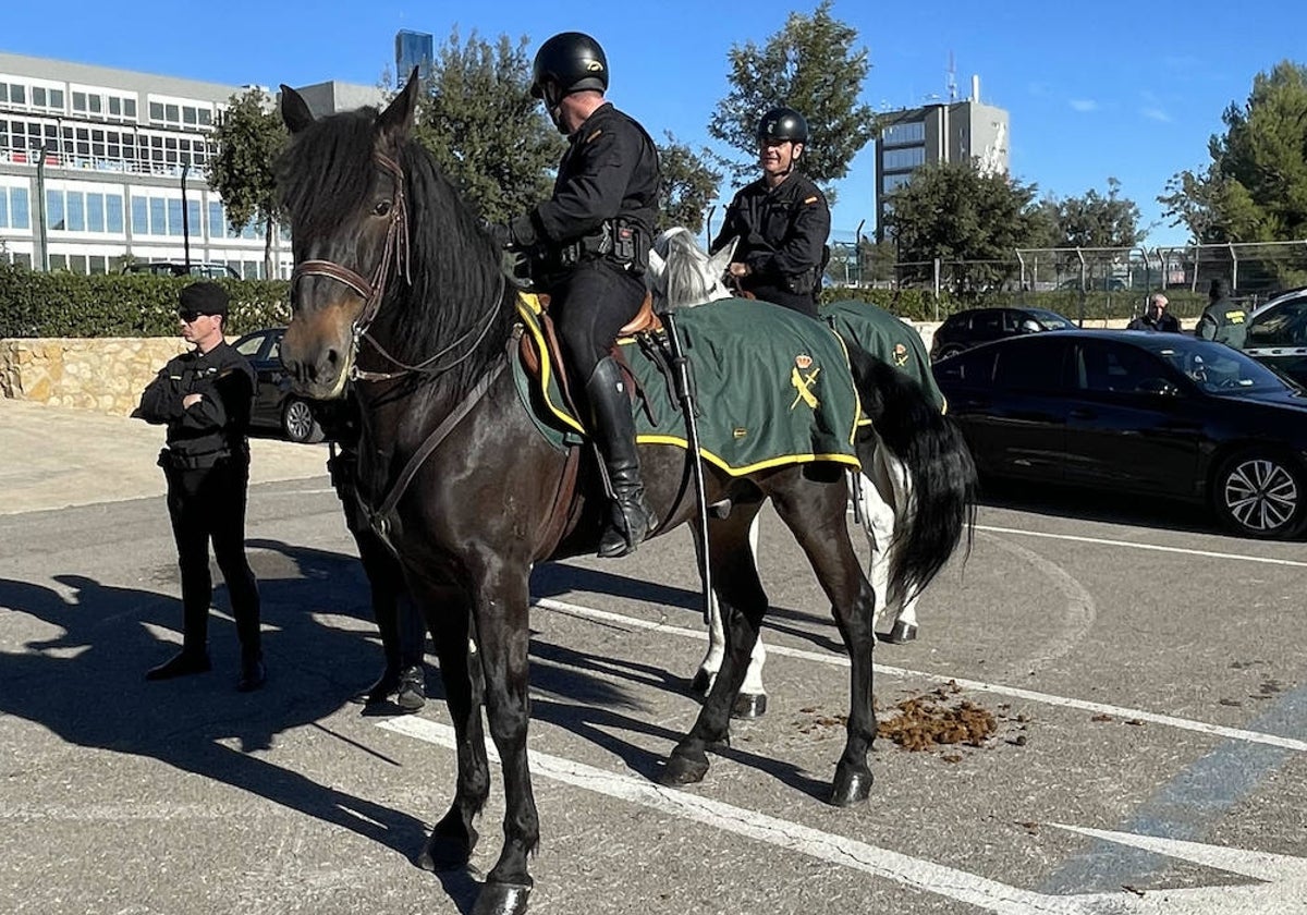 Agentes de la Guardia Civil este viernes en el Circuit Ricardo Tormo.