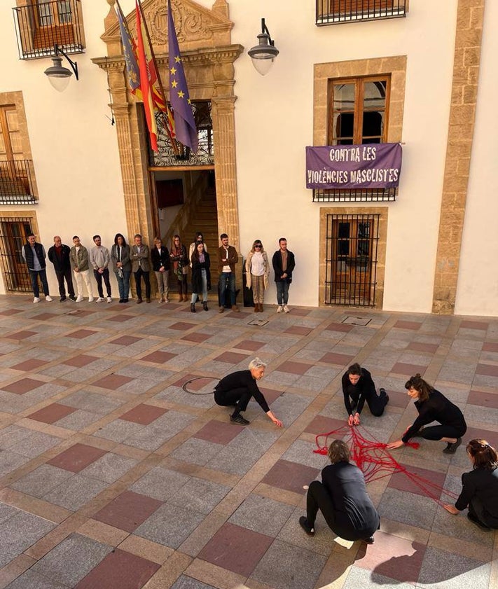 Imagen secundaria 2 - Los actos celebrados en Ondara y Xàbia y la fuente con el agua teñida de morado a la entrada de Dénia.