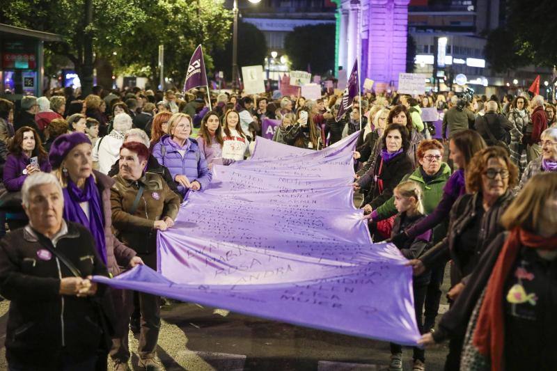 El color violeta tiñe Valencia contra la violencia hacia la mujer