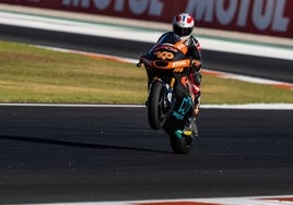 Arón Canet celebra la pole conseguida en Cheste.