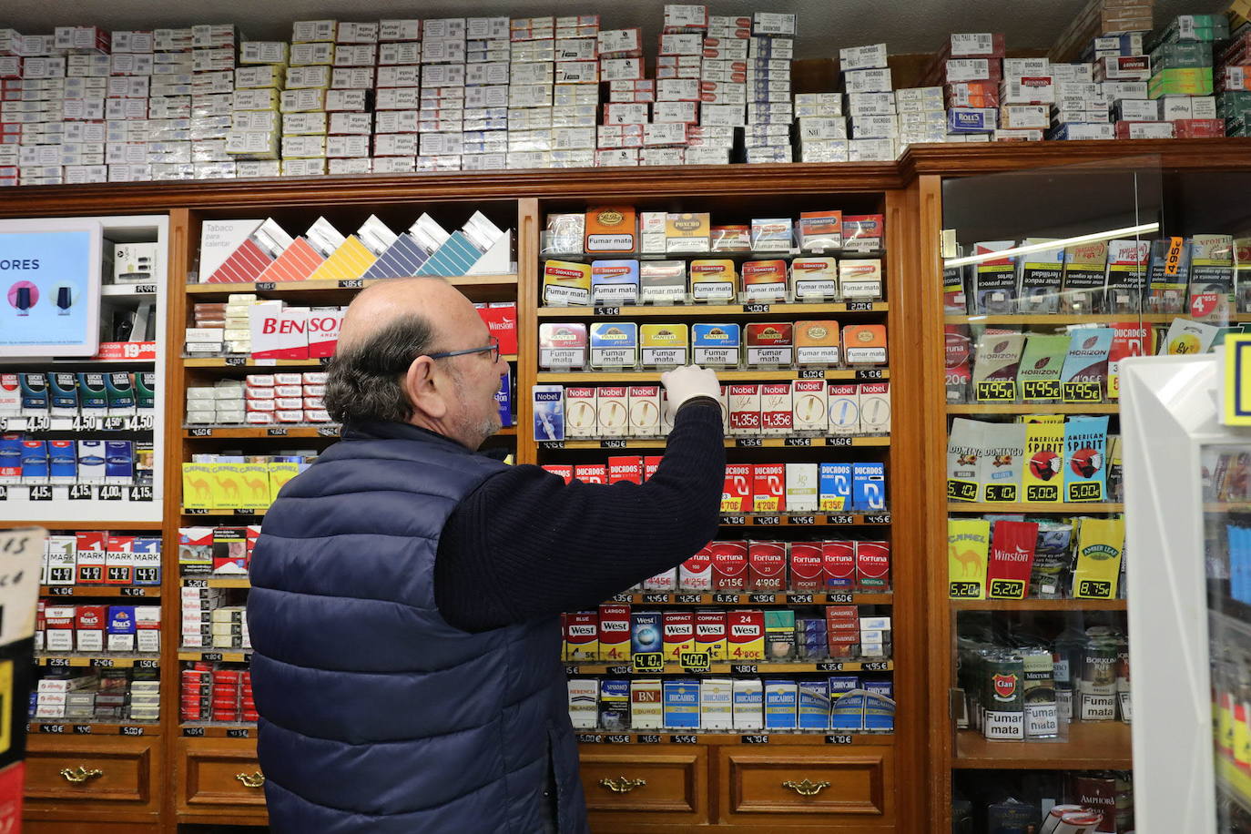 Un estanquero vende tabaco en una imagen de archivo.