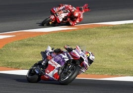 Martín, durante la carrera al sprint, cuando le sacaba ya más de una curva a Bagnaia.