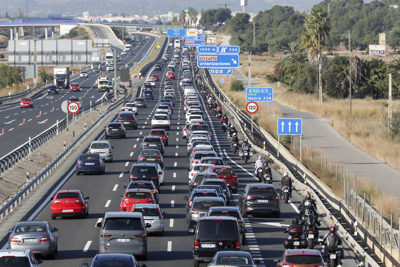 Largas colas para acceder al Circuito de Cheste