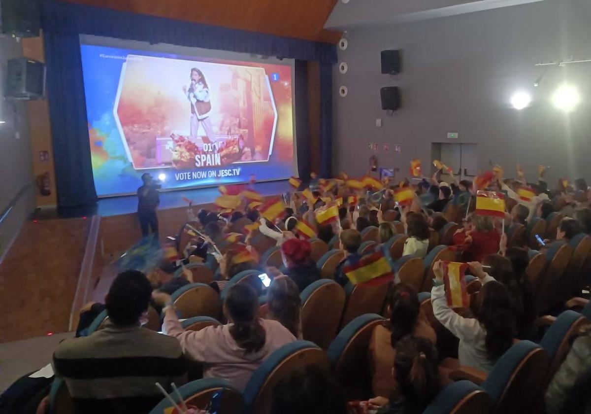 Los vecinos de Benetússer celebran el éxito de Sandra Valero.