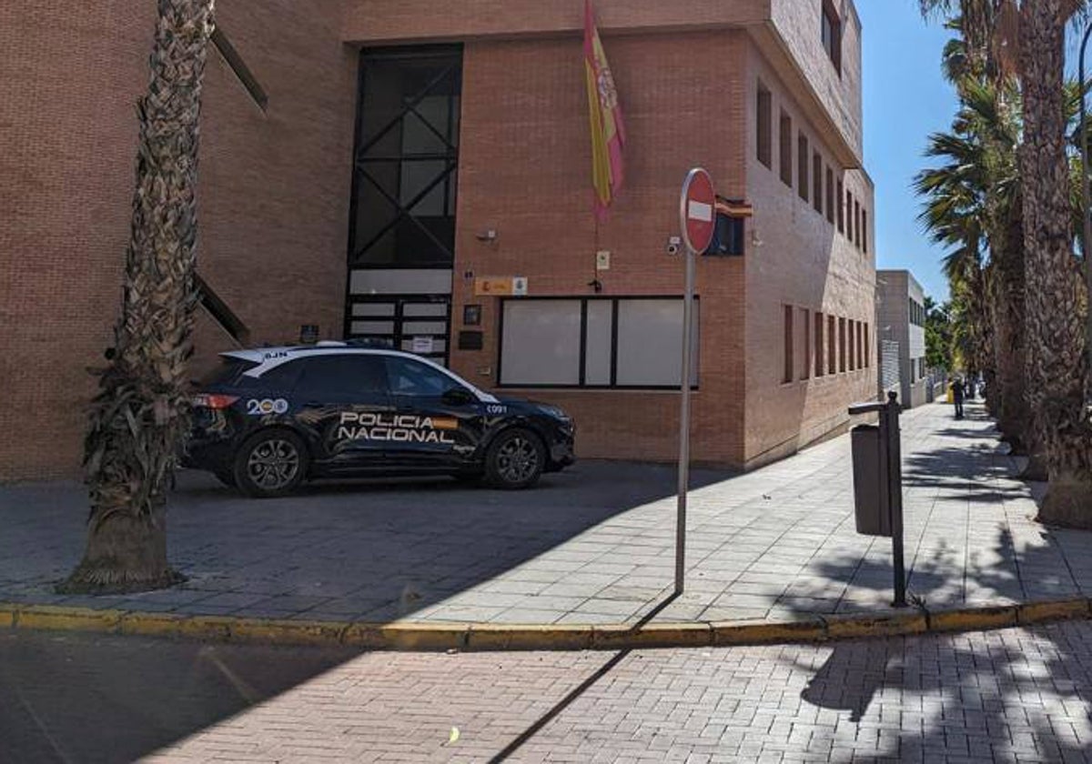 Una patrulla de la Policía Nacional junto a la Comisaría Provincial de Alicante.