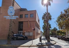 Una patrulla de la Policía Nacional junto a la Comisaría Provincial de Alicante.