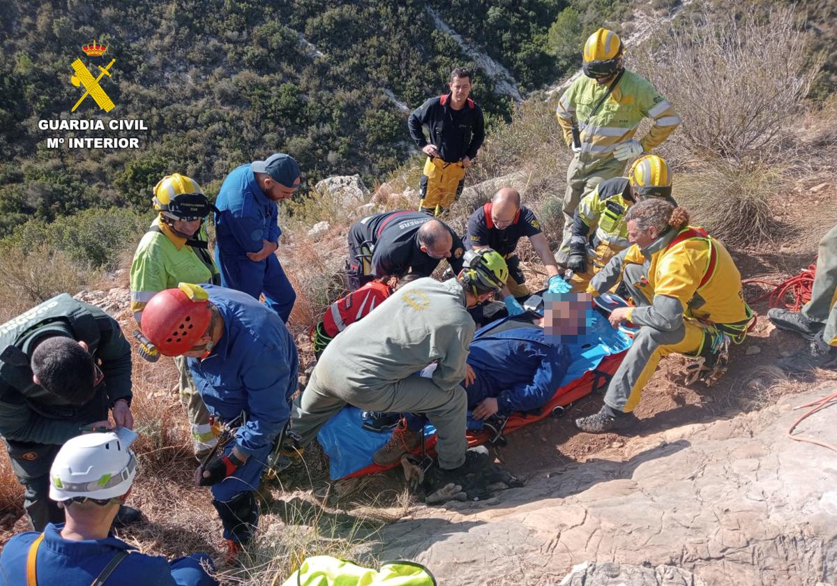 Servicios de emergencias en el rescate.