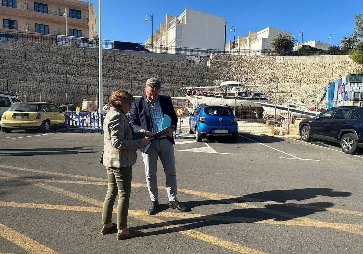 Rosa Cardona y Vicente Martínez Mus, en la zona donde se hará el estacionamiento.