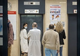 Dos médicos en un centro sanitario.