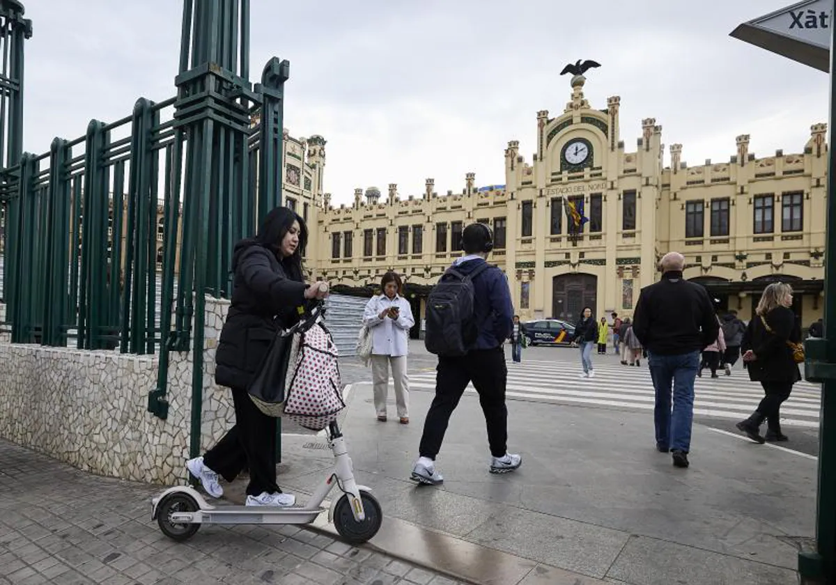 Renfe prohíbe el acceso con patinetes eléctricos a todos sus trenes a  partir de este martes