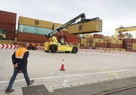 La 'Reachsteacker' que opera en la terminal de MSC traslada un contenedor.