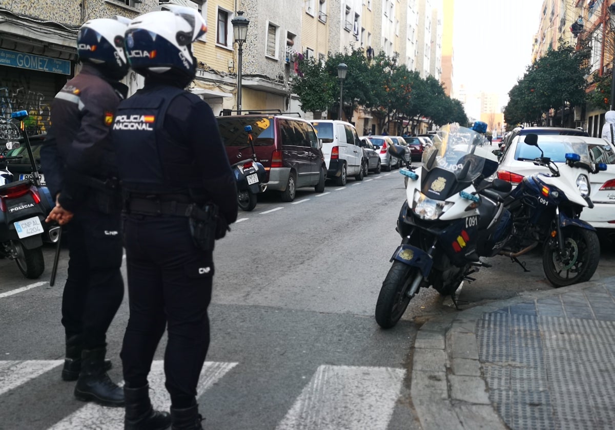 Dos policías en uno de los operativos de prevención de delincuencia.