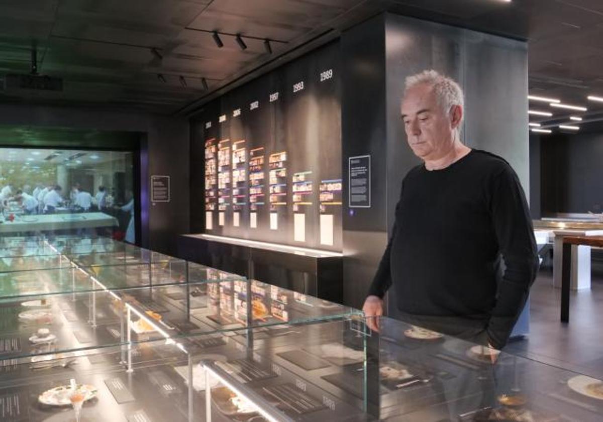 Ferran Adrià ante las vitrinas de su museo de 11 millones de euros.