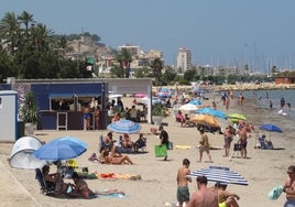 Turistas en la playa de la Marineta Cassiana de Dénia en temporada estival.